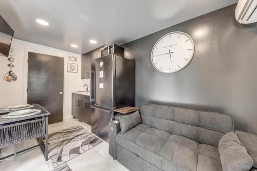 Ruang duduk di Mod Bungalow with Ultra-Private Outdoor Hang Space!