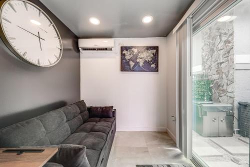 Ruang duduk di Mod Bungalow with Ultra-Private Outdoor Hang Space!