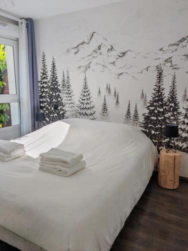 - une chambre avec une fresque murale recouverte de neige sur le mur dans l'établissement Appartement avec jardin, à Saint-Gervais-les-Bains