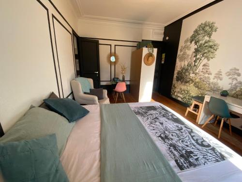 une chambre avec un grand lit dans une pièce dans l'établissement LE BEAU SITE Studio belle époque - Aix Centre, à Aix-les-Bains
