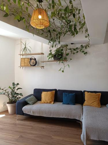 un salon avec un canapé et quelques plantes dans l'établissement Belle maison lumineuse en pierre Catalogne - Argelès sur Mer - Collioure, à Palau-del-Vidre