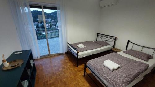 Ένα ή περισσότερα κρεβάτια σε δωμάτιο στο Sofias Seaview Appartment