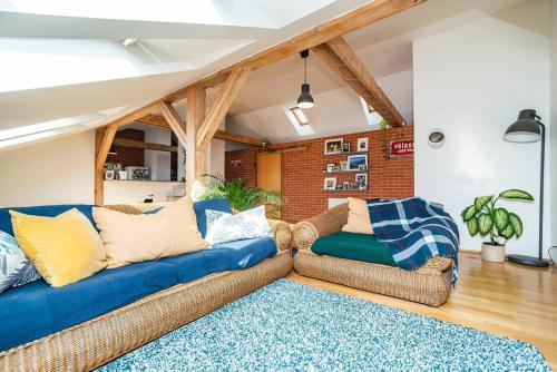 Bright and airy apartment in unique suburb