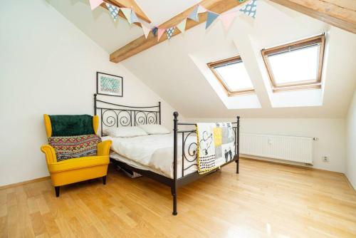Tempat tidur dalam kamar di Bright and airy apartment in unique suburb