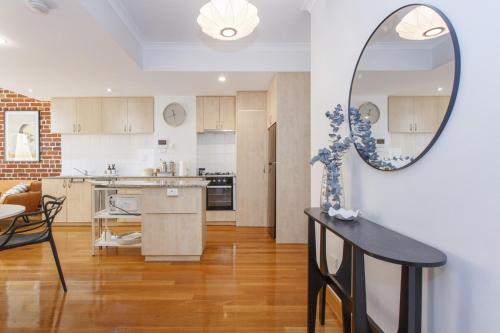 Η κουζίνα ή μικρή κουζίνα στο West End Courtyard Retreat