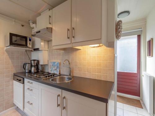 Η κουζίνα ή μικρή κουζίνα στο Bungalow in Sint Maartenszee near Beach