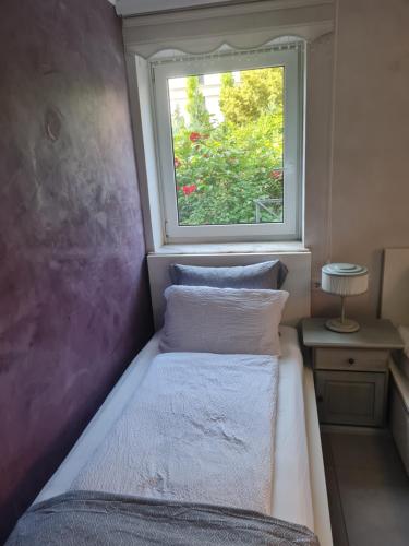 mała sypialnia z łóżkiem i oknem w obiekcie Sehr grosse 5 Zimmer Wohnung mit Garten und terasse w mieście Wiesbaden