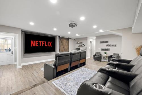 Televisyen dan/atau pusat hiburan di 3BR Guest Escape with Pool and Theater