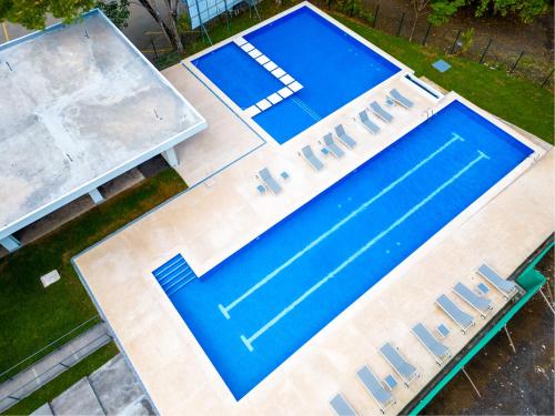 an overhead view of a large swimming pool at Playa Mantas CAMA QUEEN A-C 400MB in Tarcoles