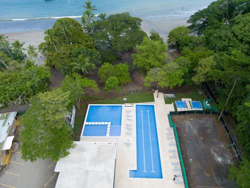 an overhead view of a swimming pool next to a beach at Playa Mantas CAMA QUEEN A-C 400MB in Tarcoles
