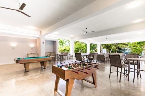 a living room with a pool table and chairs at Playa Mantas CAMA QUEEN A-C 400MB in Tarcoles