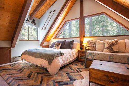 En eller flere senge i et værelse på A-Frame Cabin - Hot Tub , BBQ , Family Fun