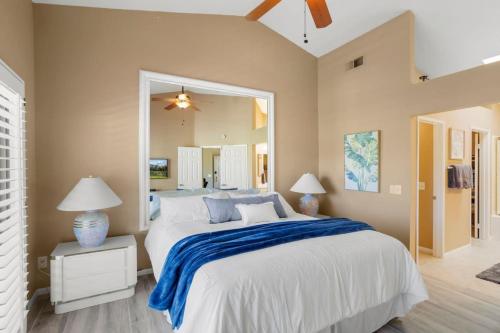 En eller flere senge i et værelse på Resort-Style Condo on Golf Course, Mountain Views