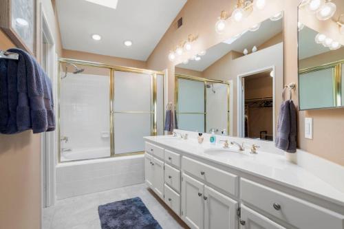 Et badeværelse på Resort-Style Condo on Golf Course, Mountain Views