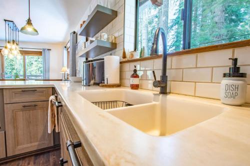 Køkken eller tekøkken på A-Frame Cabin - Hot Tub , BBQ , Family Fun