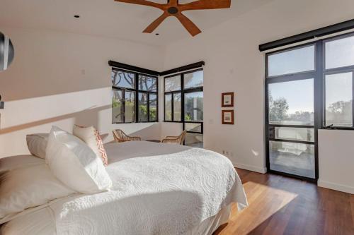 una camera con letto bianco e ventilatore a soffitto di Private Malibu Escape - Walk to Secluded Beach a Malibu