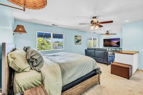 En eller flere senge i et værelse på Stunning 4BR Laguna Hills Oasis with Private Pool