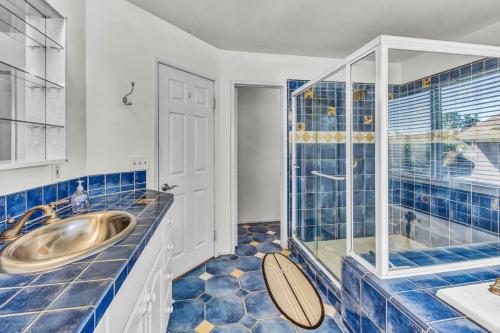 Et badeværelse på Stunning 4BR Laguna Hills Oasis with Private Pool