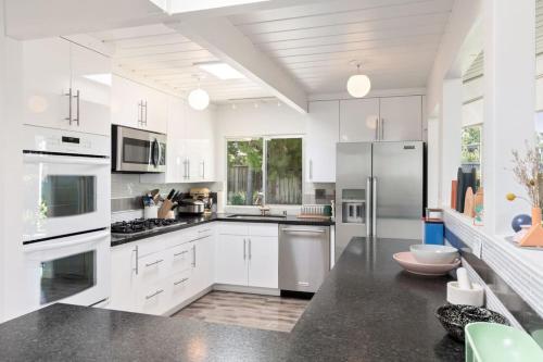 Kuchyň nebo kuchyňský kout v ubytování Eichler Mid-Century Perfect WFH, Relax and Entertain