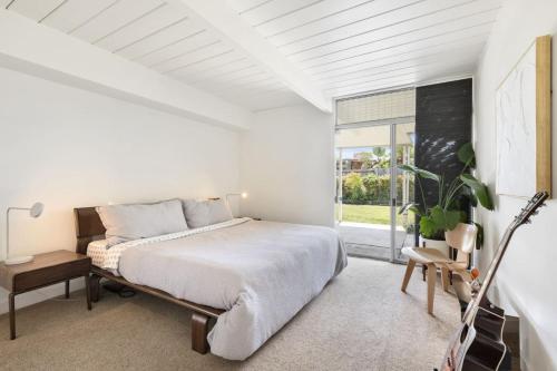 Postel nebo postele na pokoji v ubytování Eichler Mid-Century Perfect WFH, Relax and Entertain