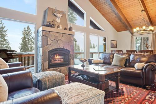 Afbeelding uit fotogalerij van Cozy Lakeview Cabin - Fireplace and Laundry in Tahoma