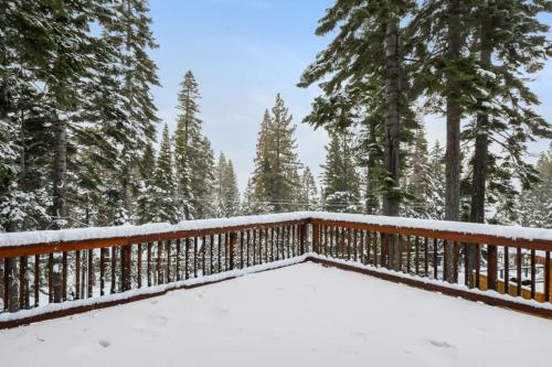 Afbeelding uit fotogalerij van Cozy Lakeview Cabin - Fireplace and Laundry in Tahoma