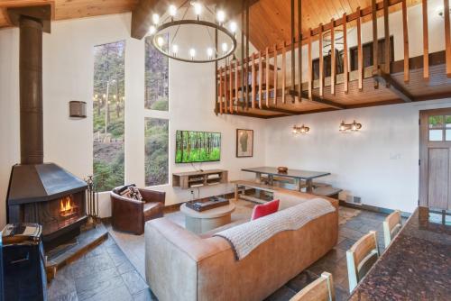 ein Wohnzimmer mit Sofa und Kamin in der Unterkunft Idyllic Incline Village close to Lake Tahoe in Incline Village