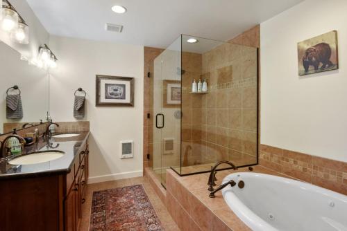ein Badezimmer mit Badewanne, Waschbecken und Dusche in der Unterkunft Idyllic Incline Village close to Lake Tahoe in Incline Village