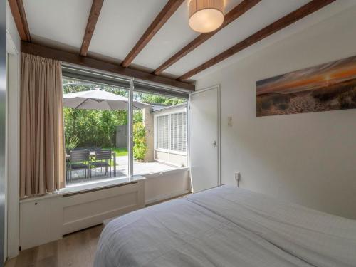 Ένα ή περισσότερα κρεβάτια σε δωμάτιο στο Bungalow in Sint Maartenszee near the Beach