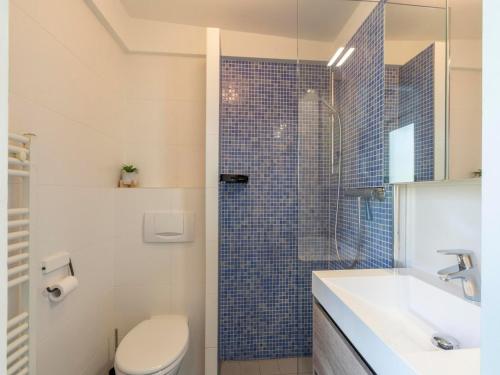 Ένα μπάνιο στο Bungalow in Sint Maartenszee near the Beach