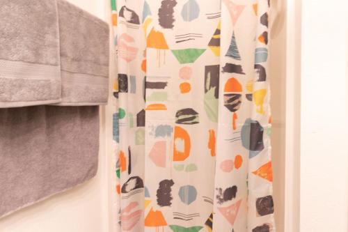 Phòng tắm tại Modern Beach Home Just Minutes from the Beach