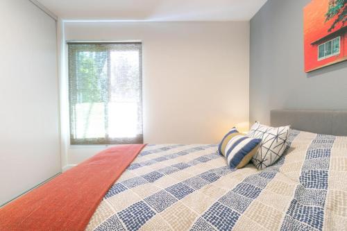 Giường trong phòng chung tại Modern Beach Home Just Minutes from the Beach