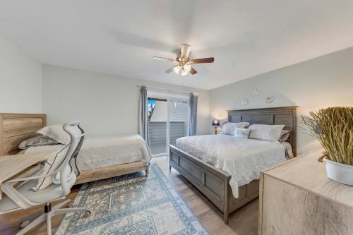 Ένα ή περισσότερα κρεβάτια σε δωμάτιο στο Beachfront Condo with Balcony on Manasota Key