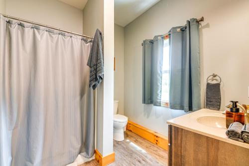 Ένα μπάνιο στο Mtn-View Home 6 Mi to Jay Peak Resort Fish and Hike