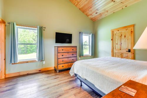 Ένα ή περισσότερα κρεβάτια σε δωμάτιο στο Mtn-View Home 6 Mi to Jay Peak Resort Fish and Hike
