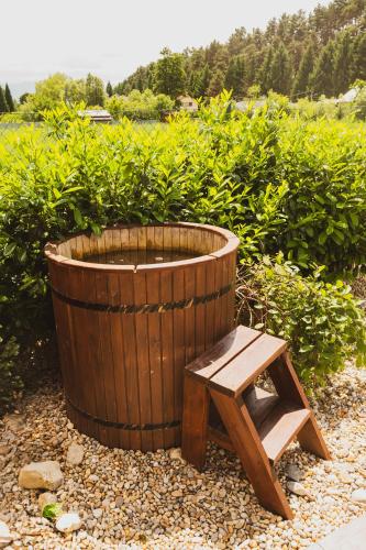 a wooden bucket and a wooden step stool with a bench at Domčeky Sabinka a Melinka in Valča