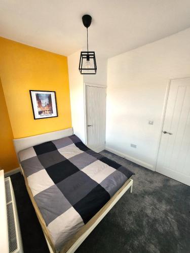 a bedroom with a black and white bed in a room at Cozy & Bright 2BR in Long Eaton in Long Eaton