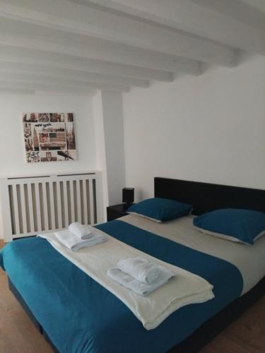 deux lits dans une chambre avec du bleu et du blanc dans l'établissement Peace, à Nanterre