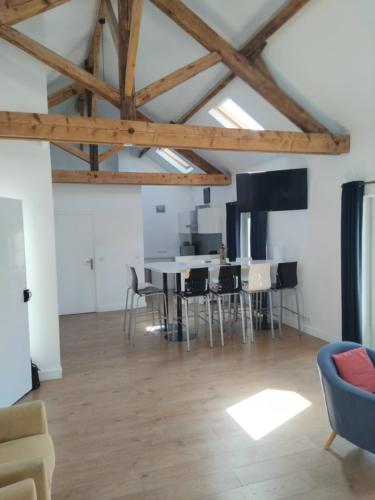 un salon avec une table et des chaises dans une pièce dans l'établissement Peace, à Nanterre