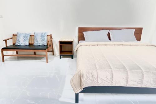 Ένα ή περισσότερα κρεβάτια σε δωμάτιο στο First Light beach bungalow 4