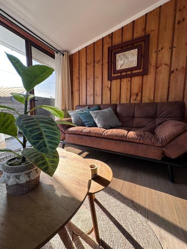 a living room with a couch and a table at Hermosa Cábaña algarrobo a pasos de la playa in Algarrobo