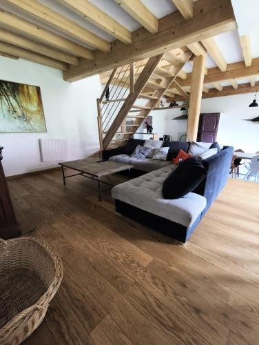 un grand salon avec un canapé et une table dans l'établissement Charmante maison avec jardin au coeur du vignoble Savoyard, à Jongieux