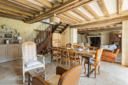 une salle à manger avec une table et des chaises en bois dans l'établissement Sweet cottage 1 hr 40 min from Paris, à Béthonvilliers