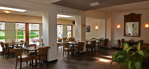 a dining room with tables and chairs in a restaurant at Huis Ter Geul in Valkenburg