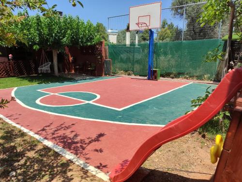 Tenis a/nebo squash v ubytování George's family friendly maisonette with great exterior nebo okolí