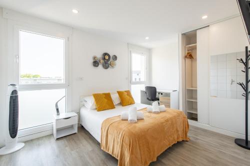 une chambre blanche avec un lit et un bureau dans l'établissement Large 4 Bedroom Apartment near metro - only 30 minutes to Paris and Disneyland, à Créteil