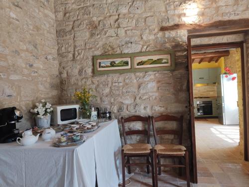 a table in a room with a white table cloth and chairs at Agriturismo Montefiorentino in Frontino