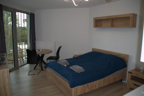 Un pat sau paturi într-o cameră la P Apartment 322