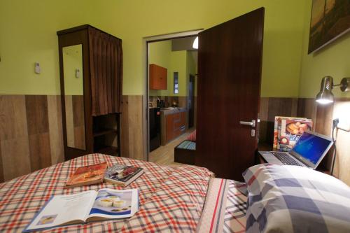 Кровать или кровати в номере Oasis Studio Hotel Satu Yogyakarta