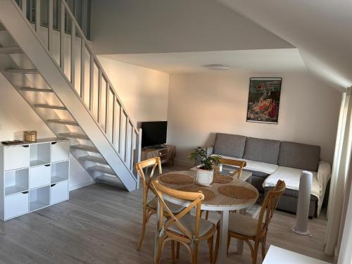 un salon avec une table et un canapé dans l'établissement La Mezza9, à Saint-Denis